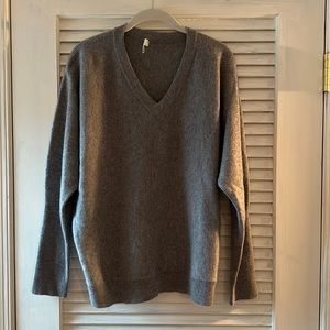 Garnet Hill cashmere v-neck sweater in excellent condition